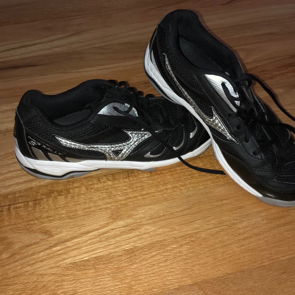 NEW volleyball mizunos!!
